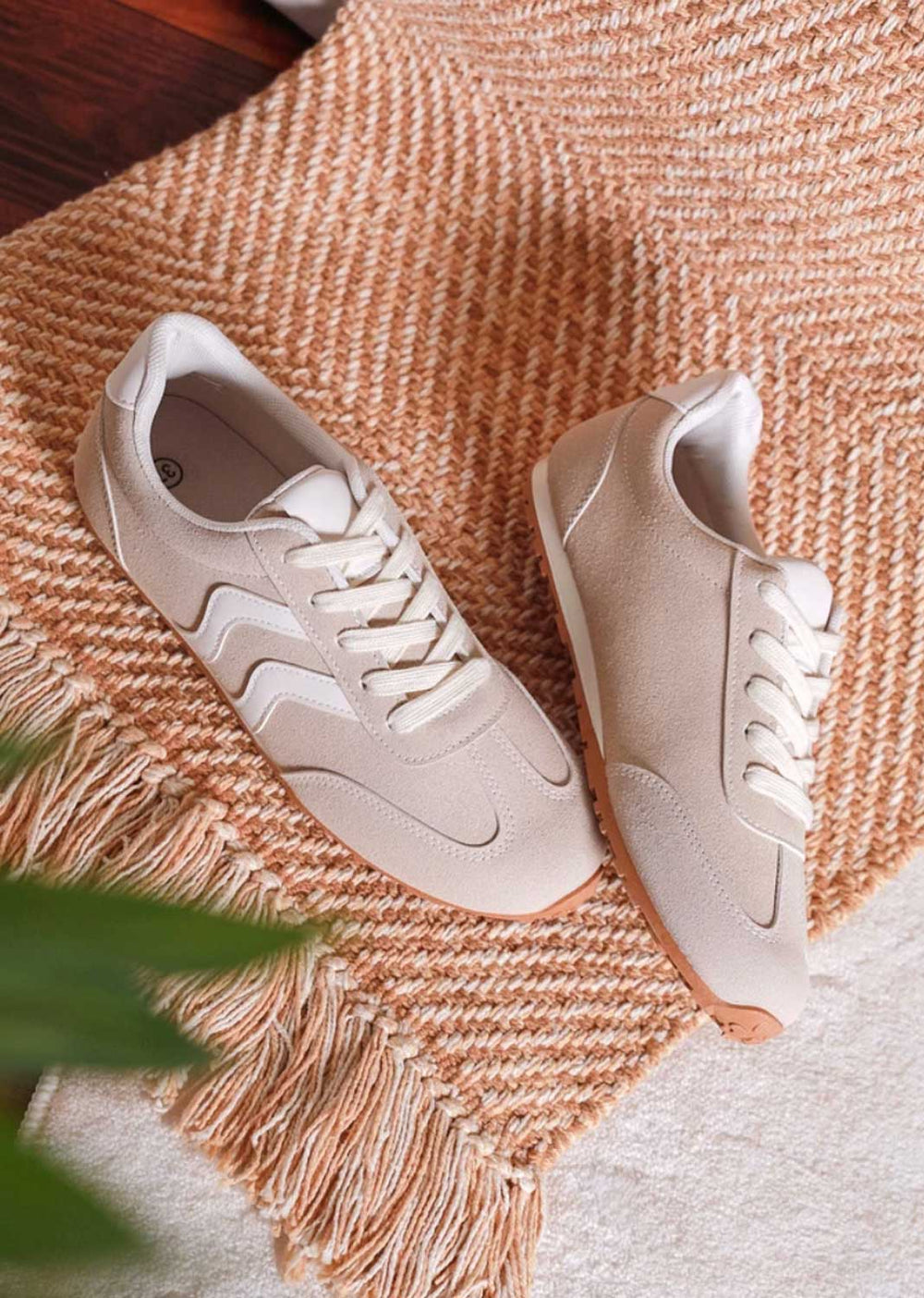 contrast trainers 
