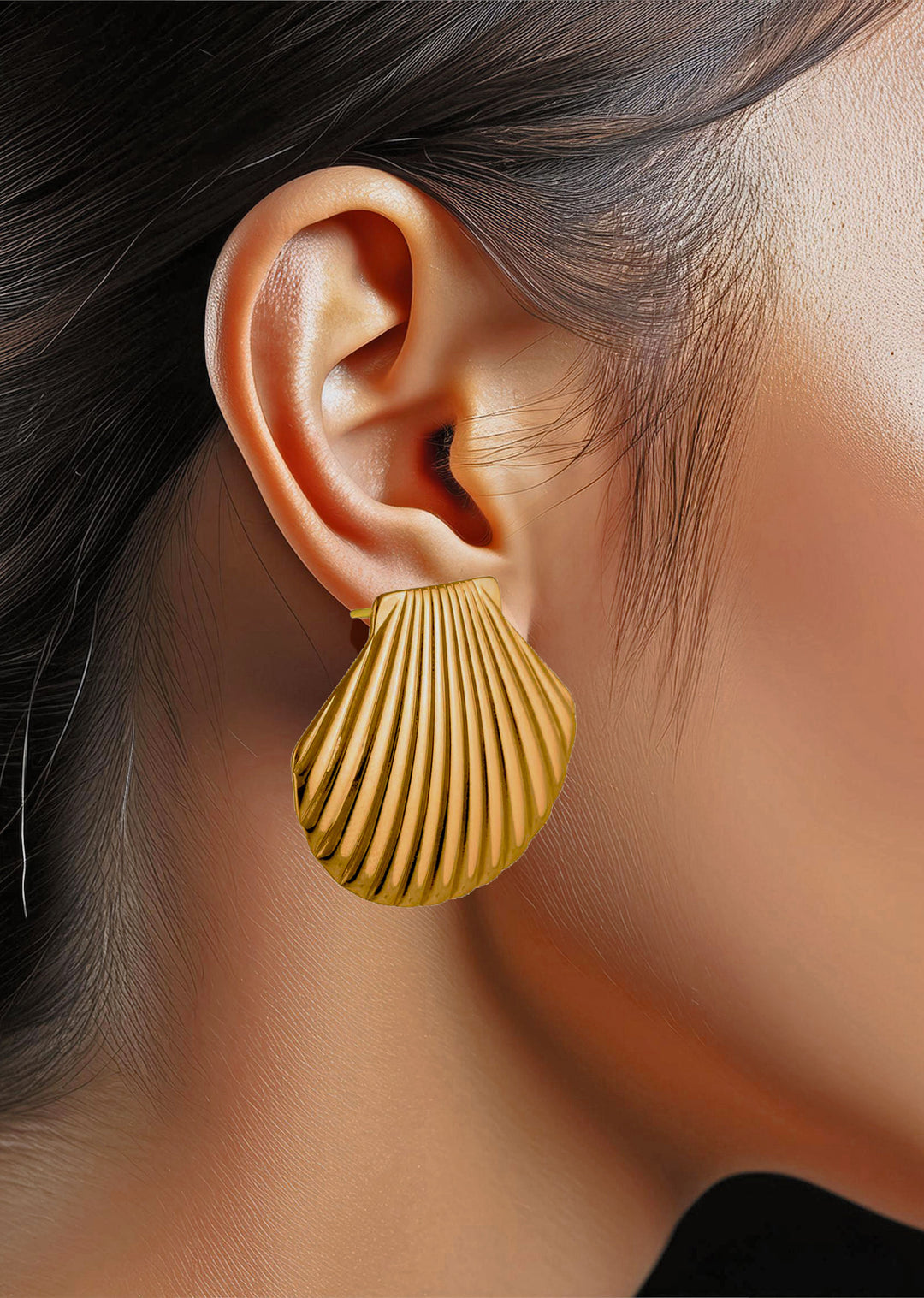 Chloe Shell Earrings in Gold